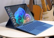 نمایی از Surface Pro 11 با قلم و کیبورد
