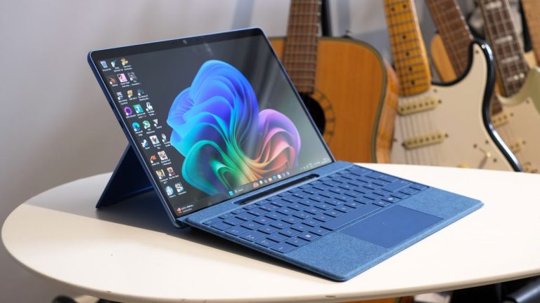 نمایی از Surface Pro 11 با قلم و کیبورد